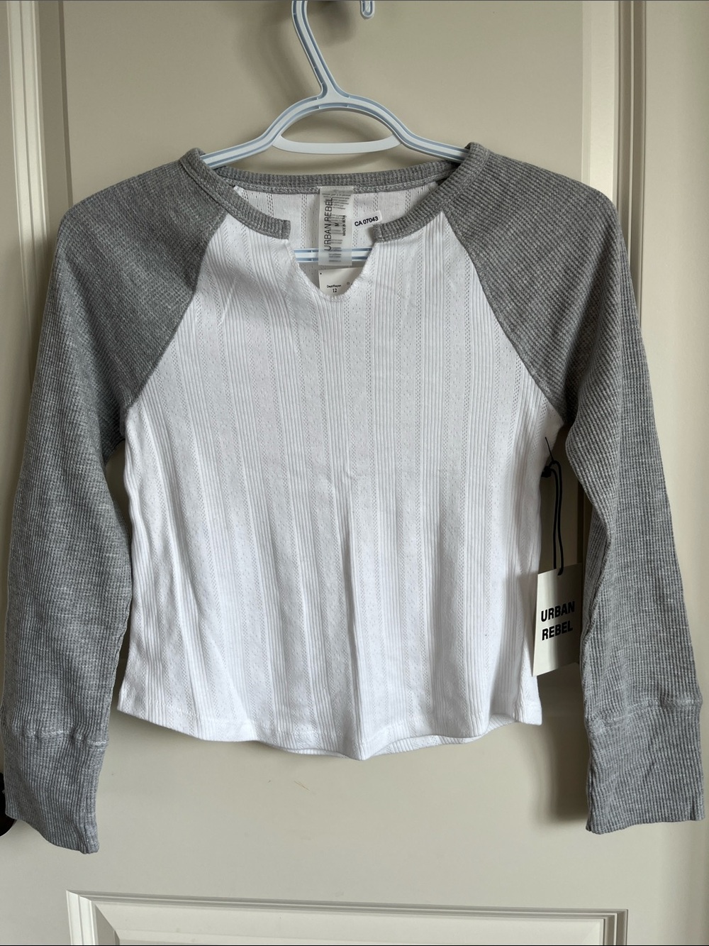 Urban Rebel White and Gray Ribbed Raglan Long Sleeve Size M